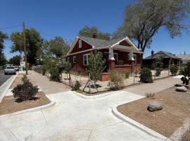 Brick Bungalow 1 block to I80 charmingly renovated, hotel em Reno