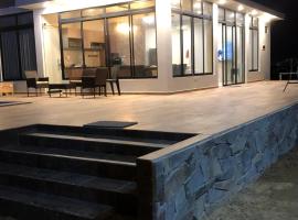 Casa de Campo La Martina con piscina y parrilla, khách sạn ở Tambo de Mora