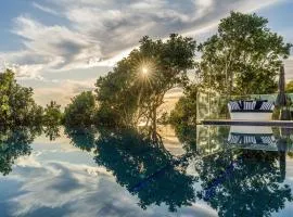 Pool House - Couples retreat