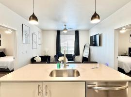 New Downtown Luxury APT ' 2 King Beds, Free Parking, Fast Wi-Fi & Gym Access!, hotel v destinaci Oklahoma City