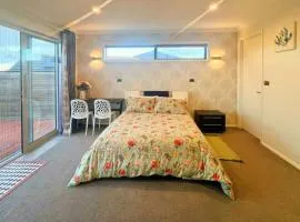 Lake view, private access room & private Bathroom
