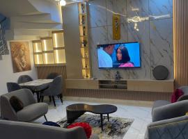 Bright white house 2 bedroom duplex, hotel v destinaci Ikuata