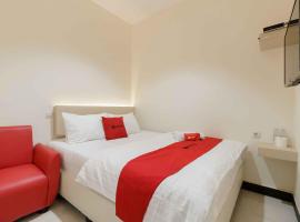 RedDoorz Plus near Millenium ICT Centre Medan 2, hotel in Pulauberayan