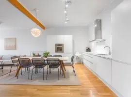 Spacious 3BD Two Level Apartment Close to Tromsø Centre