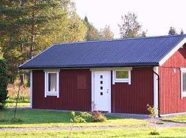 Stuga &Ouml;stensbo G&aring;rd, hotel com piscina em &Ouml;sterbybruk
