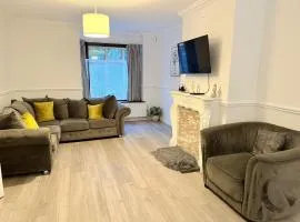 Modern 4 bed House with Free Parking