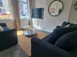 Cosy bright 4 bed house 11mins from Cardiff centre