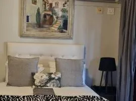12A Oyster Crescent