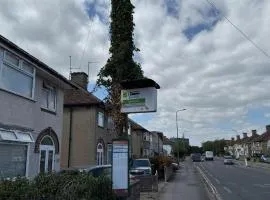 Cosy 3 Bedroom Home, Parking & Bus
