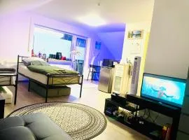 Sky Studio Apartment 1,5 Zimmer für 4 Leute Zentral 35qm S-Bahn Mercedes Benz