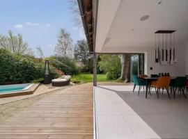 Country Manor Pool & Spa Games Room Cinema, hotel v destinácii Horsham