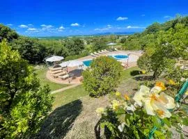 Charming villa in Umbria - sleeps 16 - lake view - Pool, jacuzzi and events room