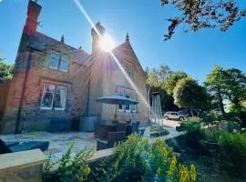 Lodge - Sleeps 18 pet friendly & free parking