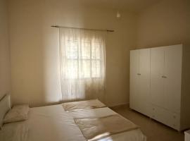 Loulous guesthouse, hotel sa Ḩayy al Mukhabbaʼ
