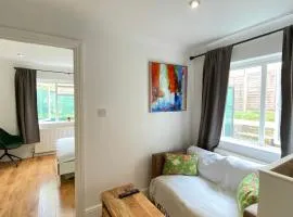 Spacious 1 Bedroom near central London Kings Cross walking to Arnos Grove Tube, Alexandra Palace, Euston