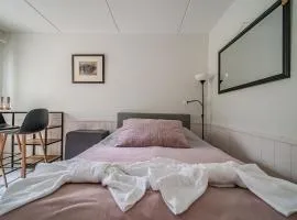 Super Central Apartment - Great for Couples - by Aavalevi