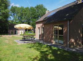 Forest VIP-bungalow at Groene Heuvels, hotel in Ewijk