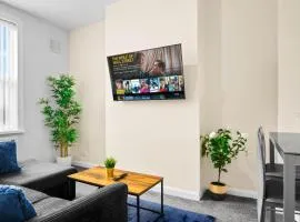 Modern Two Bedroom Apartment - West Brom - Fast WiFi - Parking - Sleeps 3 WBB