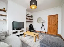 Spacious 4BR Home, Garden, Smart TV, WiFi, Heanor