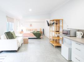 Pink Muse, 3 Mins To Ettalong Beach, hotel com estacionamento em Ettalong Beach
