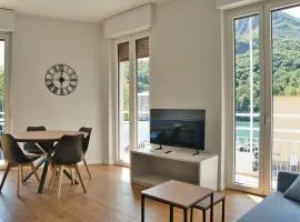 Wake of the lake - bright waterfront apartment