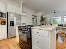Mountain Grove Lodge - Outdoor Hot Tub, Large Screened-In Porch with TV + Close to Lake Petit