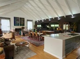 DE LUC FARMHOUSE Ultimate Country Privacy
