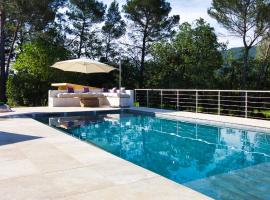 Le Domaine de l'Olivier, 20pers, piscine, sauna、ブリニョールのホテル