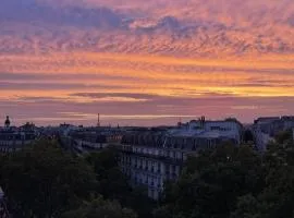 Eiffel Tower View Apartment