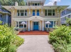 Historic Central Dallas Apartment - Modern & Roomy, apartment in Dallas
