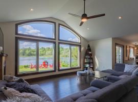 Four Season Waterfront Muskoka Retreat, hotel con estacionamiento en Bracebridge