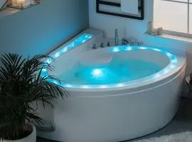 EUROPA22 Apartament RELAKS z JACUZZI w samym sercu miasta Prestiżowe osiedle z widokiem na park i staw z fontannami Szybkie i Łatwe Zameldowanie