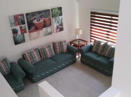 BEAUTIFUL, gated and comfortable home, hotel v destinaci Santa Gertrudis