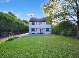 Spacious Cotswolds House Garden with Hot Tub