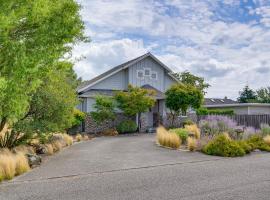 Steps to Beach Home with Hot Tub in Oak Harbor!, hotel with hot tubs in Oak Harbor