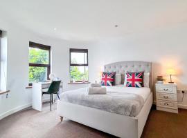 Disc Monthly Rate - Crouch End 4-Bedroom Home with Balcony & Parking near Alexandra Palace, hotel v Londýně