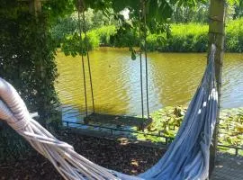 Gezellige Pipo met grote schommel aan het water