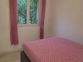 Chambre avec vue sur jardin et piscine