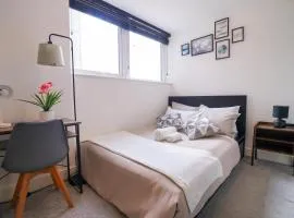 Luxury Swindon Centre Apartment 3 min to Train Station