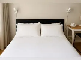 Private Double Room in Downtown Toronto, Steps to Subway & CN Tower
