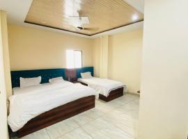 HotelShreesanwariyapalace, hotel con estacionamiento en Ujjain