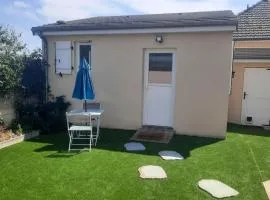 Petit studio independant très proche 24h et parc des expositions