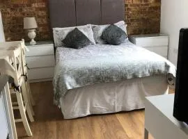 Stunning Studio1, Banstead with free off st parking