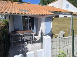 Charmante maisonnette 4-5 pers à La Palmyre、レ・マトゥのホテル