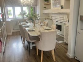 Solihull में, होटल Stay solihull 5 mins to NEC and AIRPORT SLEEPS 9 contractor friendly 3 bathrooms driveway parking 3