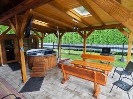 Ranczo Bieszczady 2 - Domek z Sauną i Jacuzzi, hotel in Mrzygłód