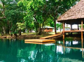 Crystal Creek Lodge, hotel com estacionamento em Orange Walk