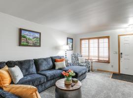 Townhome with Patio 1 Mi to Clearfield Riverwalk、クリアフィールドのホテル