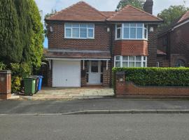 4 bed detached house near Manchester Airport Manchester -Cheadle，位于奇德尔的别墅