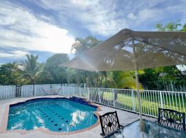 The Poolside Escape Near Beaches، فندق في بورت سانت لوسي